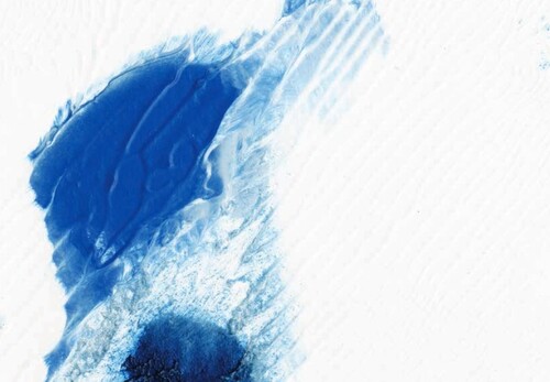 Abstraktes Aquarellbild in weiß und blau von Sr. Michaela Lerchner