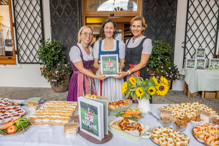 Erstpräsentation des Kochbuches Veronikas Hofküche im Salzburger Heimatwerk, von links: Hildegund Schirlbauer, Veronika Brudl und Michaela Schachner mit den Kochbüchern und Kostproben 